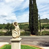 Тоскана,Монтальчино статуя юного Вакха на бочонке с вином.