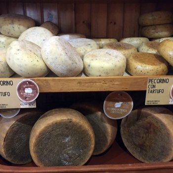 Великолепие овечьих сыров в Пьенце, сыр с трюфелем.