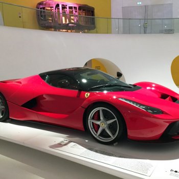 Современный спортивный автомобиль в музее Ferrari.