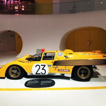 Спортивный автомобиль в музее Ferrari.