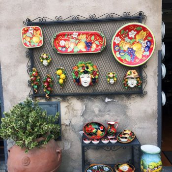 Разноцветная весёлая керамика на улочках Орвието.