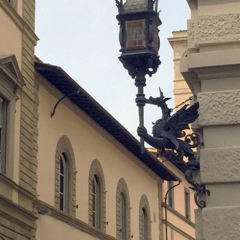 Уличный фонарь на улице Строцци экскурсия Флоренции.