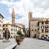 Экскурсия по Флоренции – Площадь Святого Фиоренцо и вид на Барджелло и колокольню Бадии.
