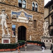 Экскурсия по Флоренции – Площадь Синьории и дворец Синьории со статуей Давида на первом плане.