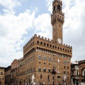 Экскурсия по Флоренции – Дворец Синьории обладает самой высокой колокольней в городе.