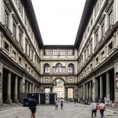 Экскурсия по Флоренции – Площадь Галереи Уффици и здание музея со статуями 19 века.