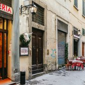 Экскурсия по Флоренции – улочка в историческом центре города и столиками кафе.