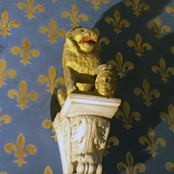 Марцокко – лев, в экскурсии по Палаццо Веккьо с гидом по Флоренции.