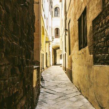 Узкие переулки Флоренции из романа Дэна Брауна «Инферно».