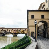 Экскурсия по Флоренции – вид на арки, часть коридора Вазари и Старый мост над рекой Арно.