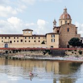 Экскурсия по Флоренции – река Арно и церковь Святого Фредиана на побережье.