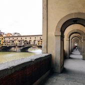 Экскурсия по Флоренции – перспектива арок под коридором Джорджо Вазари.