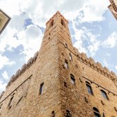 Флоренция,  башня дворца городской власти Барджелло.
