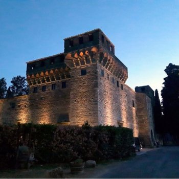 Подсветка замка 14 века, Тоскана, Италия.