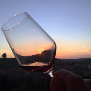 Бокал розового вина на закате, Тоскана.