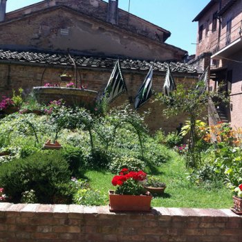 Уютный внутренний дворик в Монтальчино, экскурсия по Тоскане.