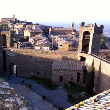 Старинная крепость в Монтальчино основана в 14 веке, экскурсия по Тоскане.