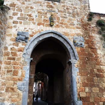 Вход в Баньореджо старинная застава каменная башня.