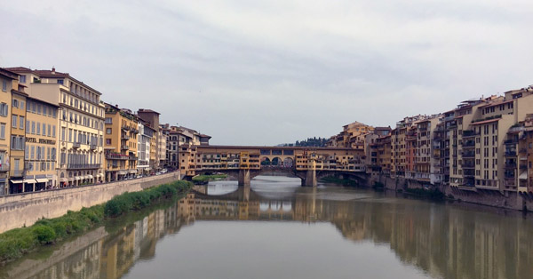 Набережные реки Арно с историческими палаццо, Флоренция.